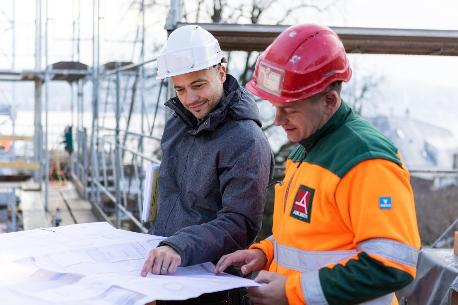 Miro Foitek bespricht mit einem Polier die Pläne auf der Baustelle