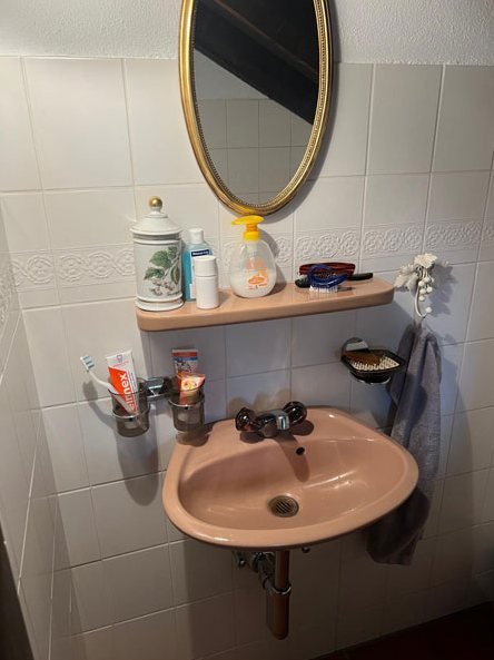 Vorher: altes rosafarbenes Lavabo mit Ablage