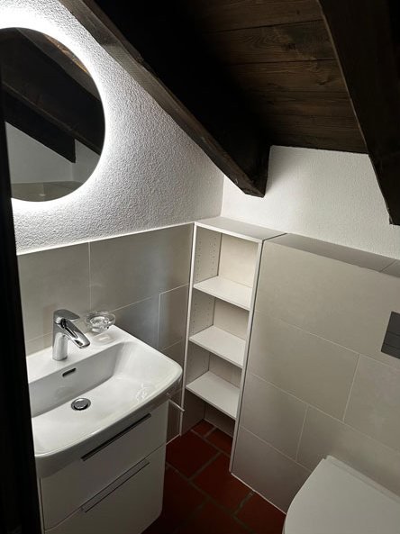 Nachher: neues Lavabo mit Unterbau und beleuchtetem Spiegel