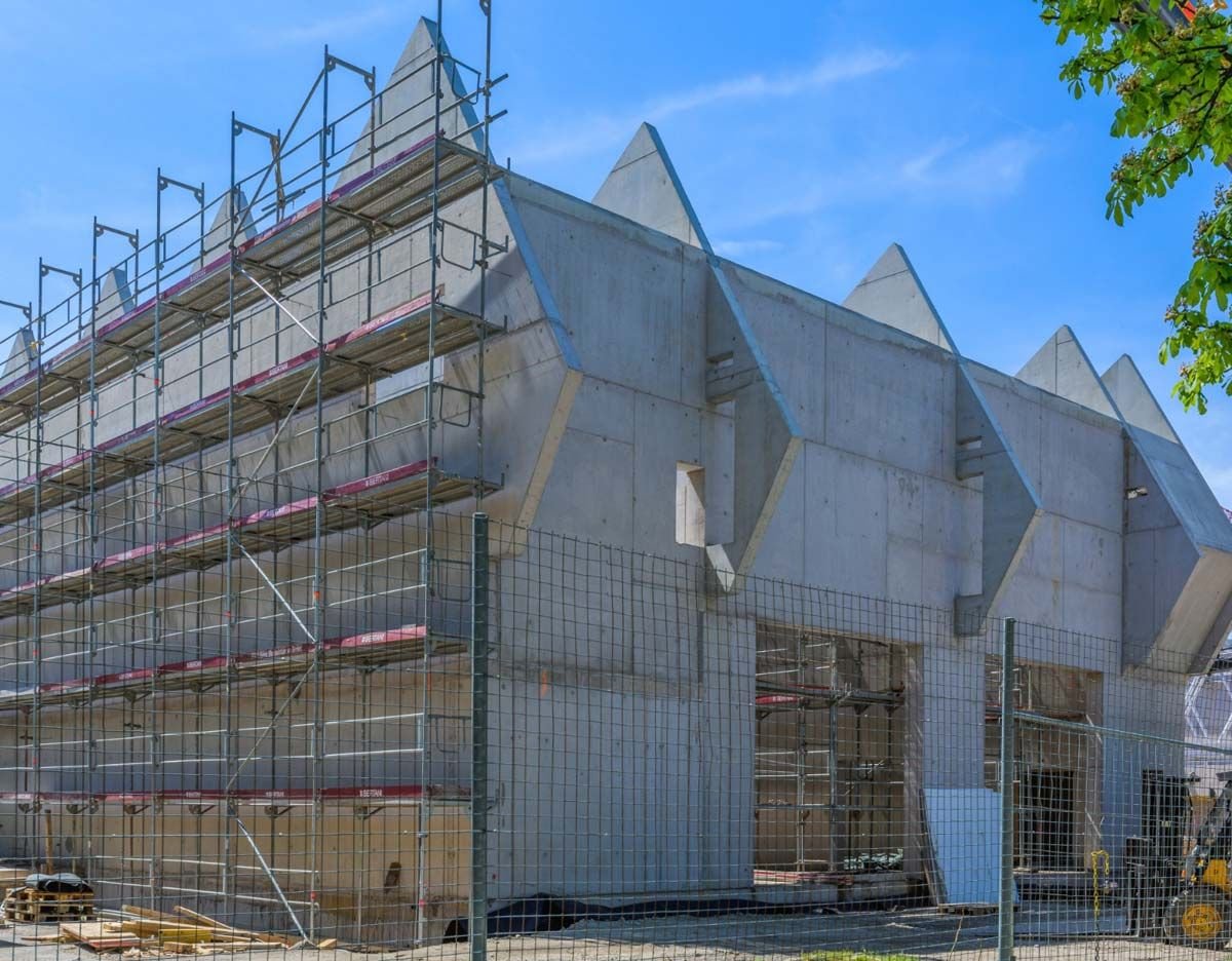 Eingerüstete Halle mit Sheddach