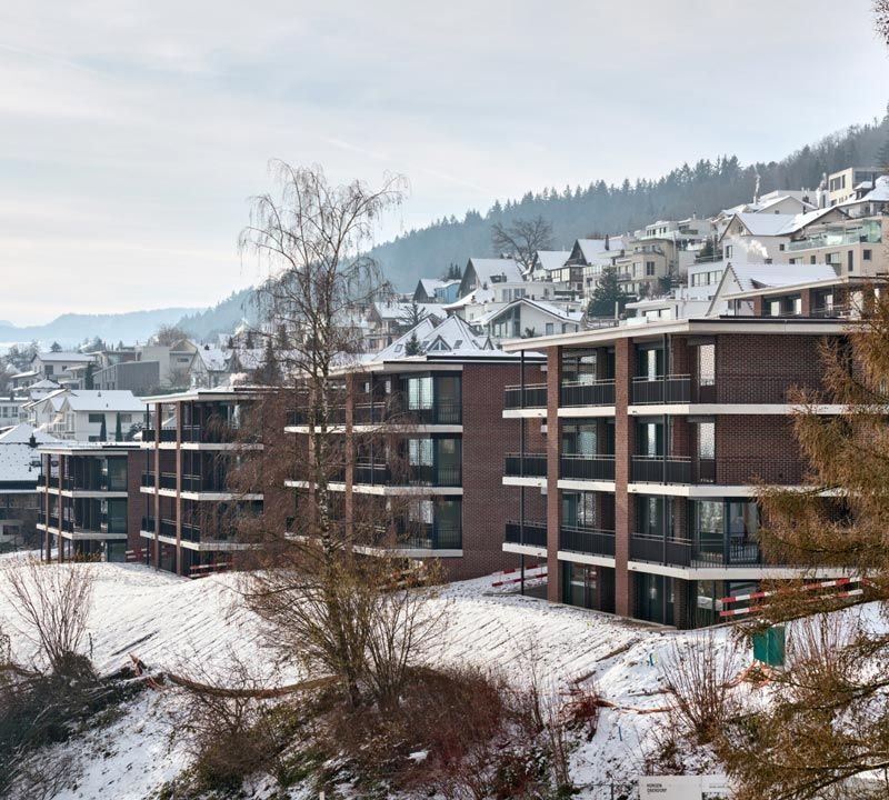Wohnüberbauung am verschneiten Hang