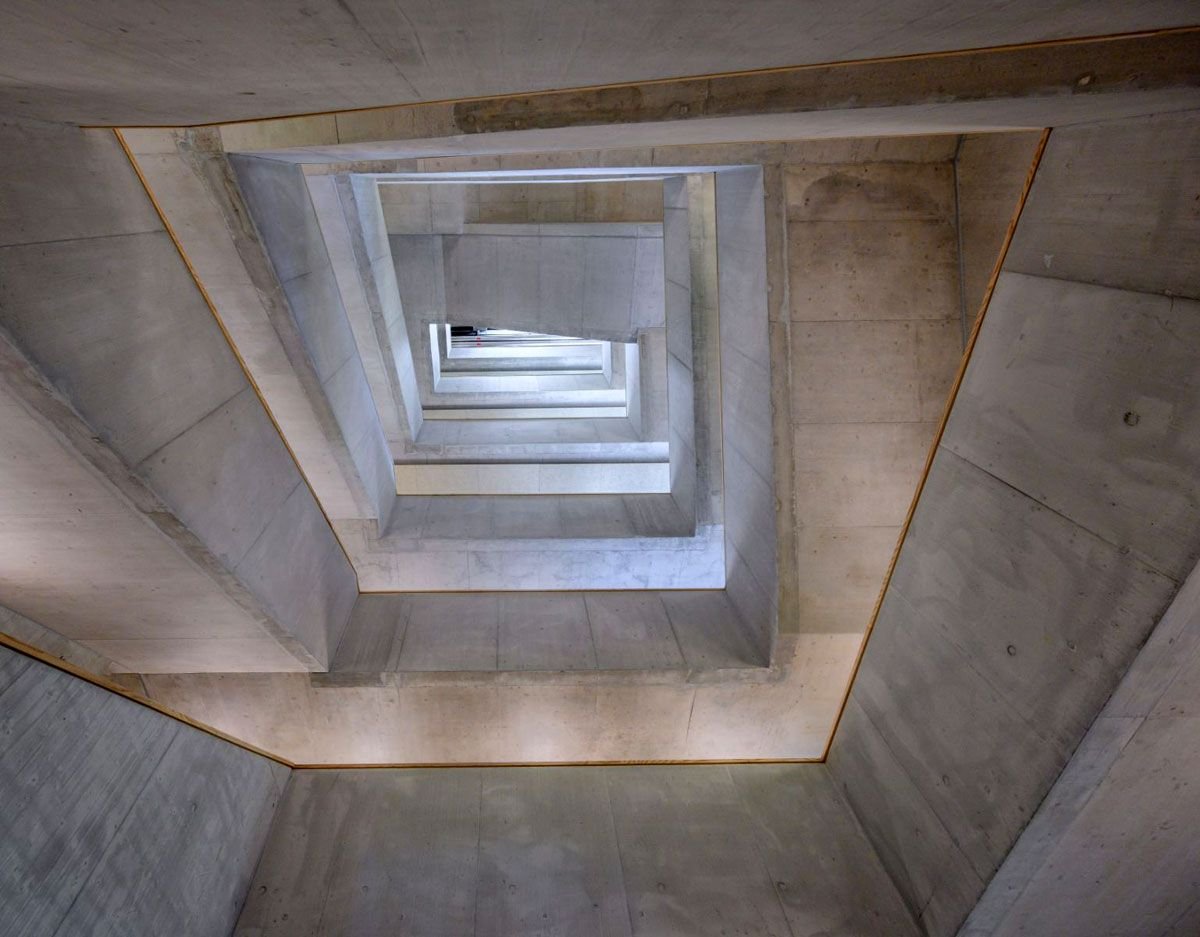 Blick in ein Treppenauge aus Sichtbeton